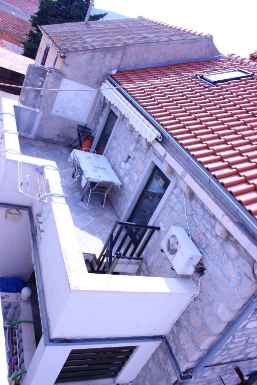 Balk&oacute;n nebo terasa v ubytov&aacute;n&iacute; 2 bedrooms apartement at Betina 60 m away from the beach with sea view furnished terrace and wifi