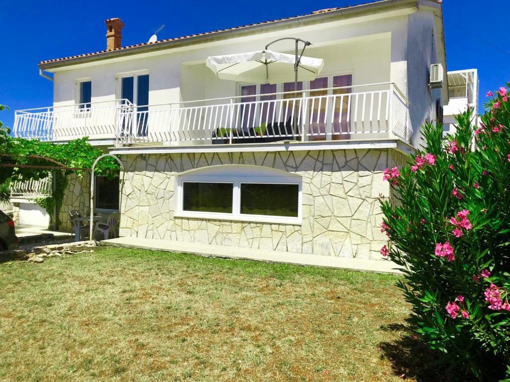 Casa bianca con balcone e cortile di One bedroom apartement at Novigrad 400 m away from the beach with enclosed garden and wifi a Novigrad Istria