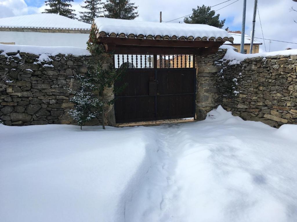 Spacious house in Navarredonda, mountain view v zimě