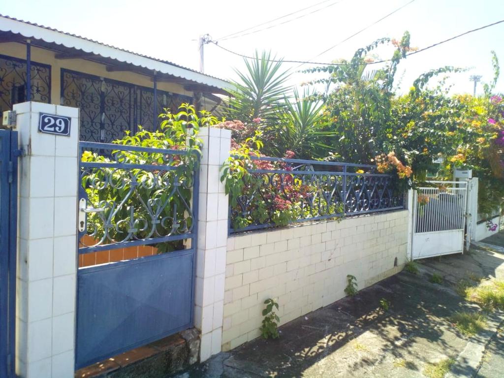 Afbeelding uit fotogalerij van Maison de 2 chambres avec jardin clos a Basse Terre in Basse-Terre