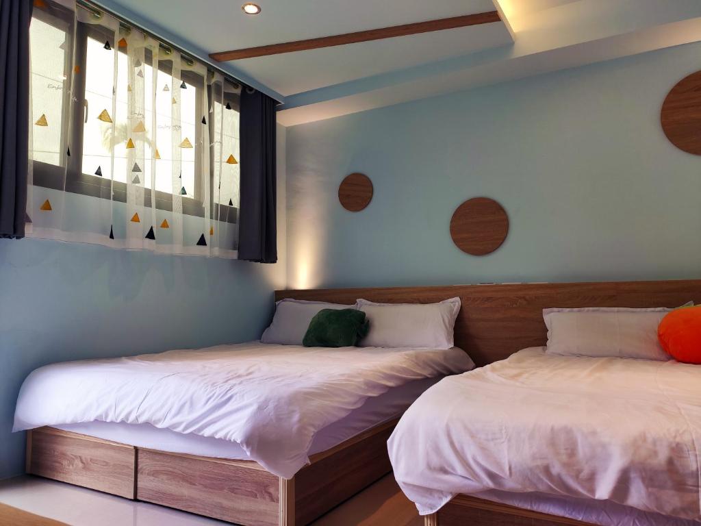 吉安的住宿－Sugar 5，配有两张床铺的蓝色墙壁和窗户