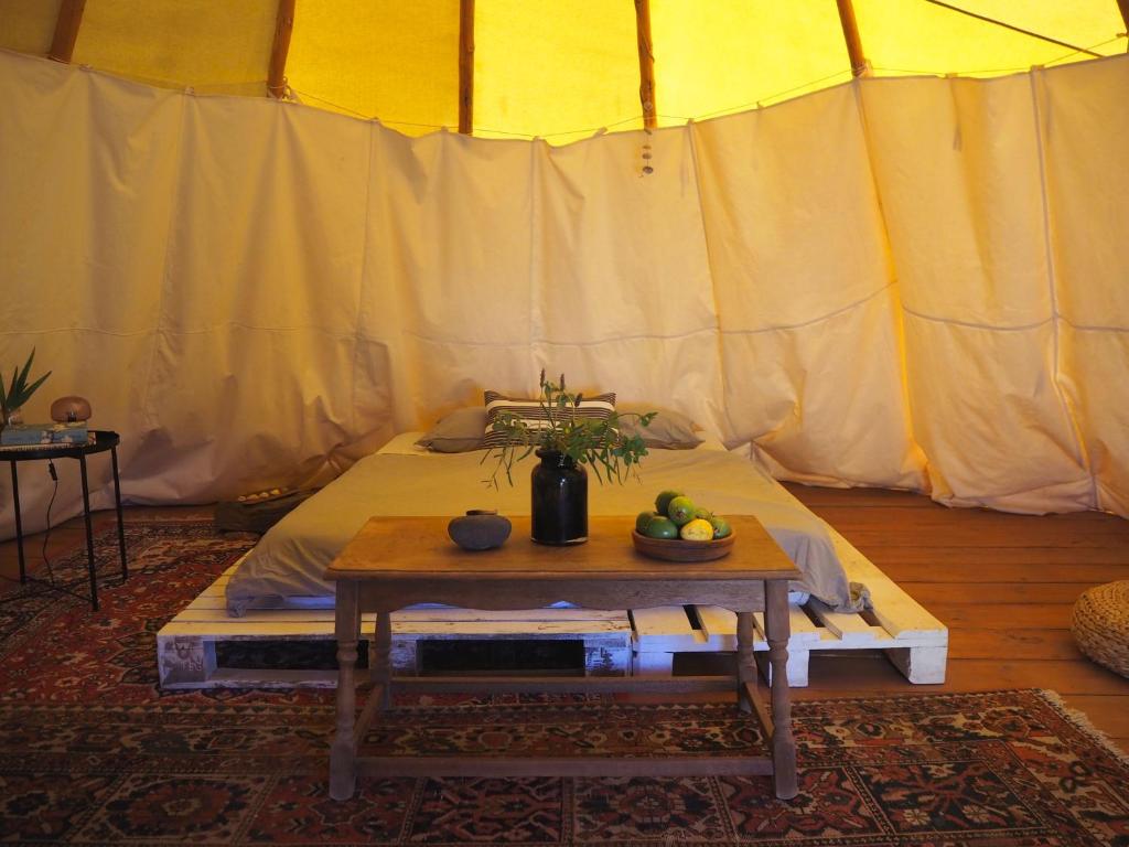 a room with a bed and a table with fruit on it at Teepee Barranco in Tindaya