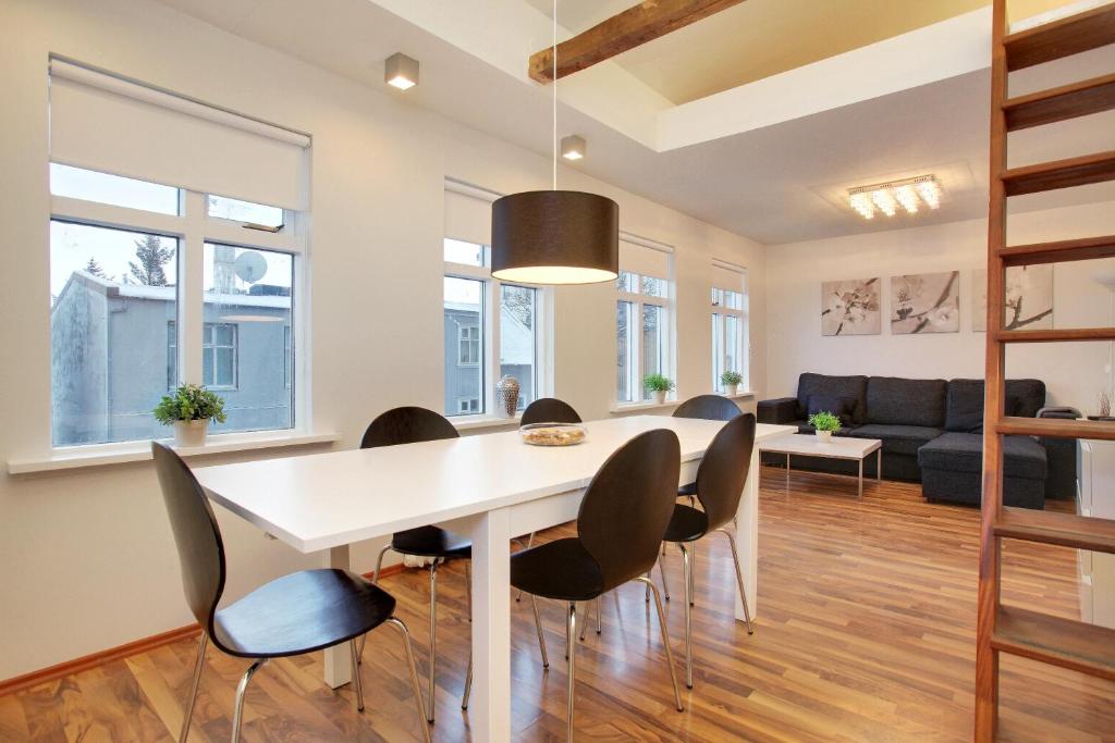 Alfred's Apartments - One-Bedroom Apartment With Balcony