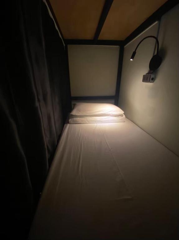 Postel nebo postele na pokoji v ubytování 琉浪潛水背包客棧 Drift Diving Hostel