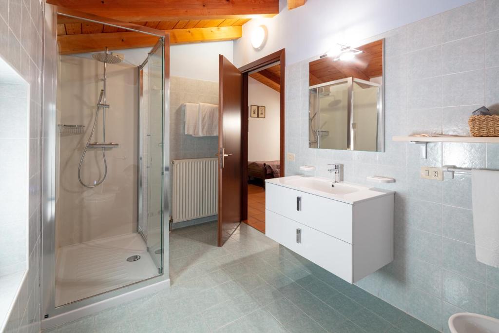 un bagno con doccia e lavandino di Agriturismo I Comelli a Nimis