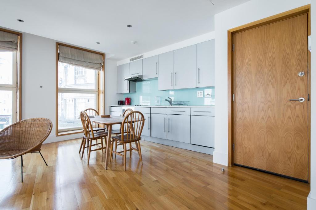 Kuchyň nebo kuchyňský kout v ubytování Soulful Central London Apartment