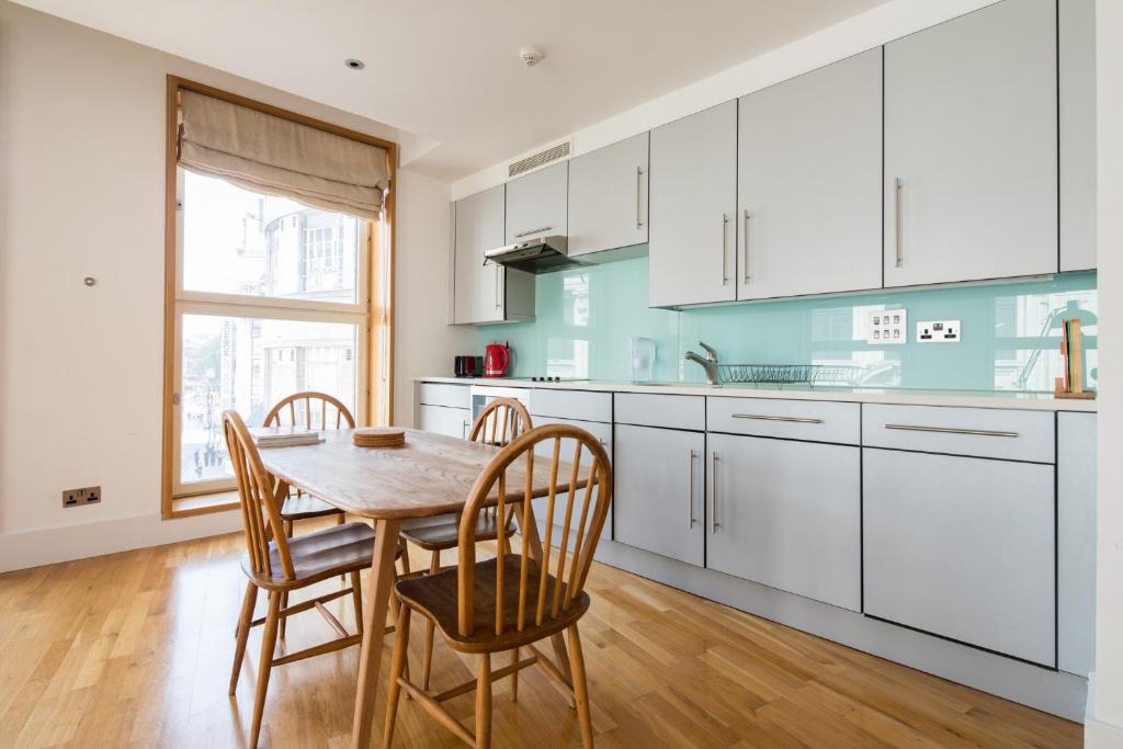 Kuchyň nebo kuchyňský kout v ubytování Soulful Central London Apartment