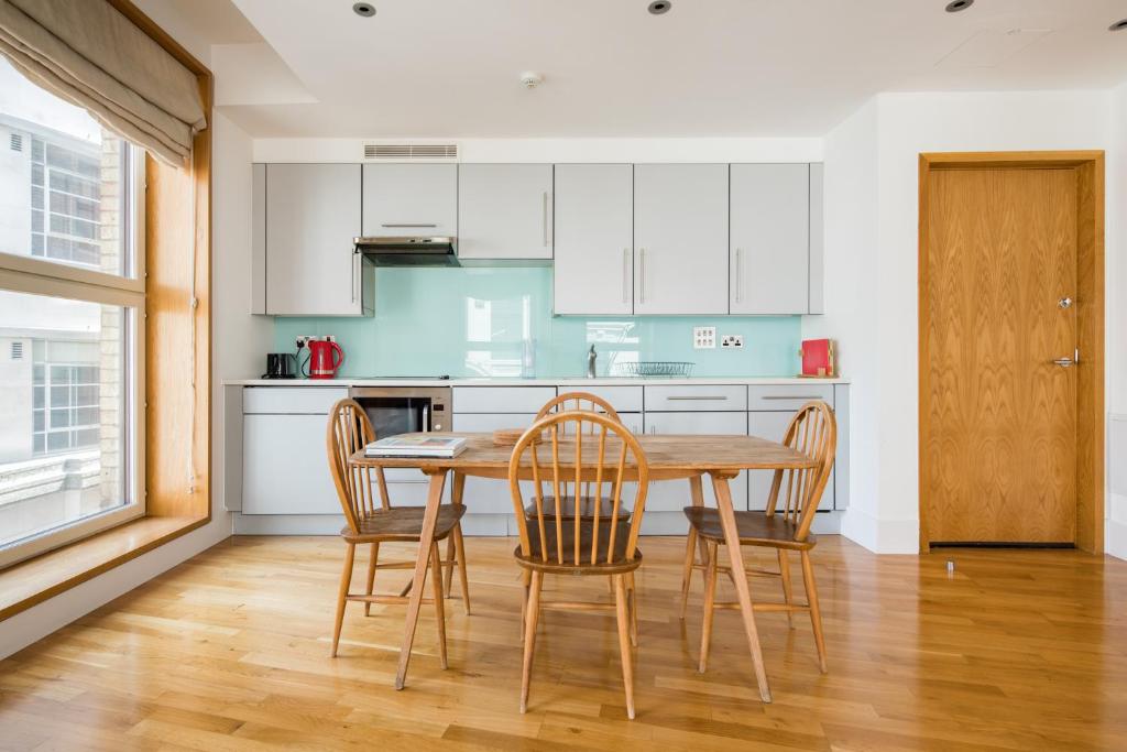 Kuchyň nebo kuchyňský kout v ubytování Soulful Central London Apartment