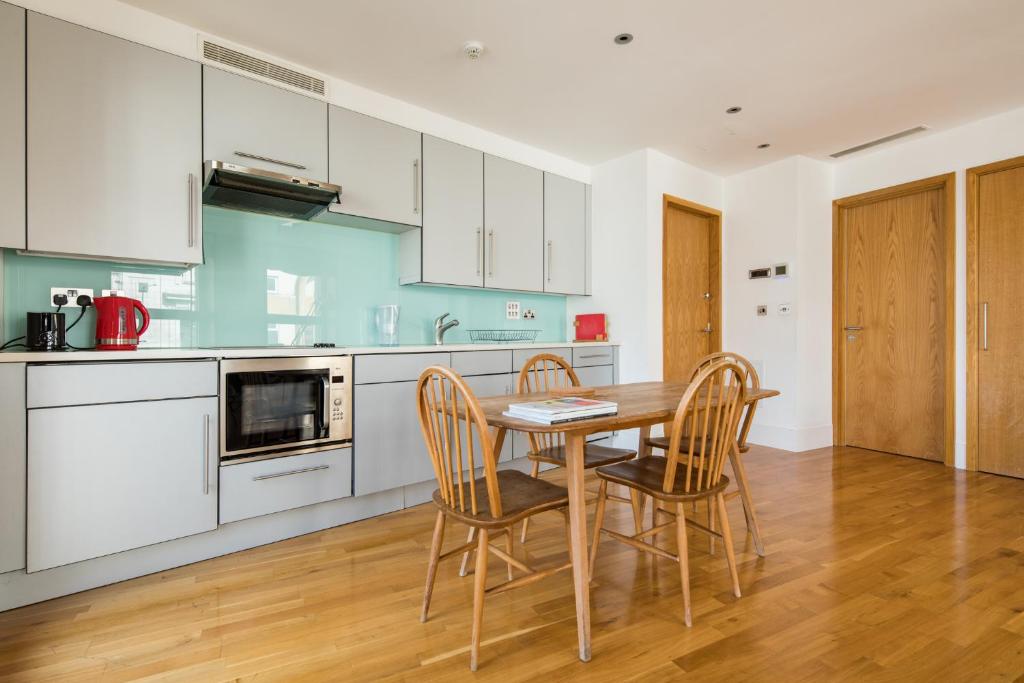Kuchyň nebo kuchyňský kout v ubytování Soulful Central London Apartment