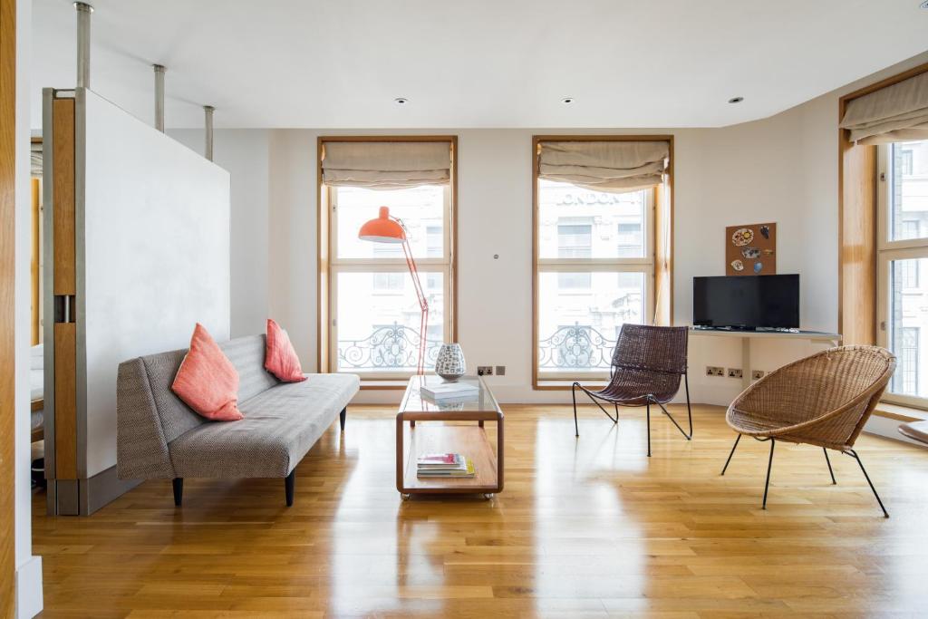 a living room with a couch and two chairs at Soulful Central London Apartment in London