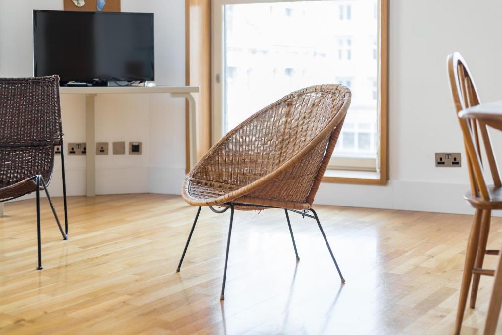 TV a/nebo společenská místnost v ubytování Soulful Central London Apartment