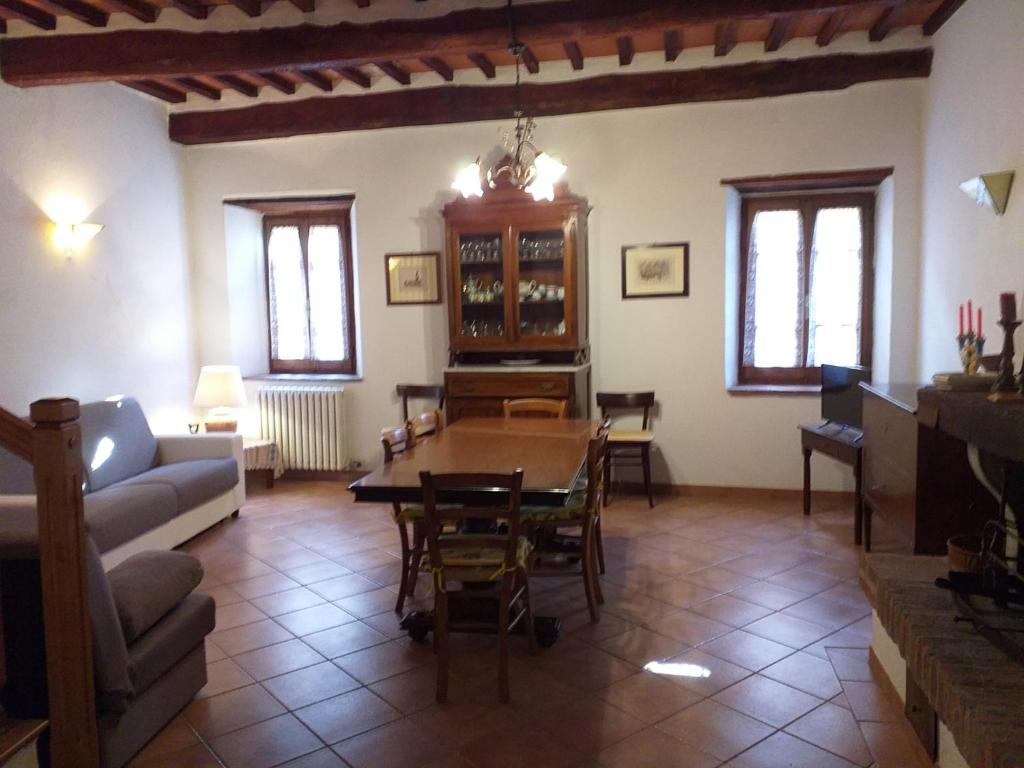 Antica Torre "La Casalta" في Petroio: غرفة معيشة مع طاولة وأريكة