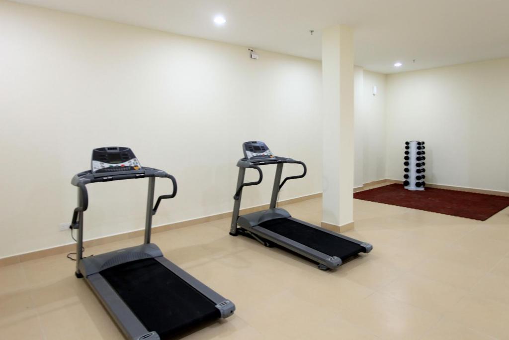 Fitness centrum a/nebo fitness zařízení v ubytování Merdeka Suites Hotel