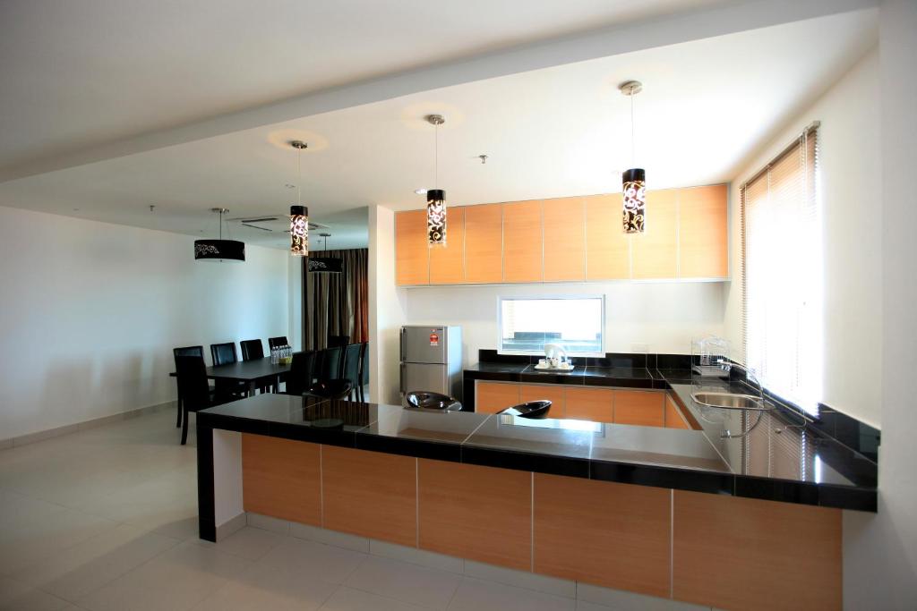 Kuchyň nebo kuchyňský kout v ubytování Merdeka Suites Hotel
