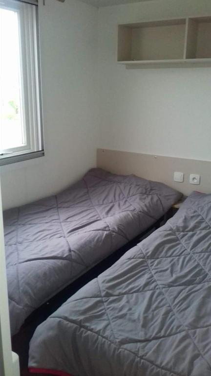 - un lit dans l'angle d'une chambre avec fenêtre dans l'établissement luminosa, à Litteau