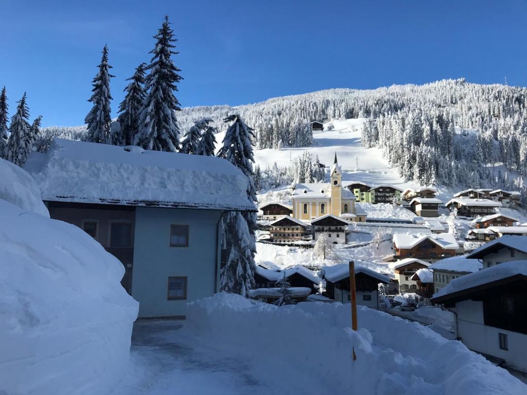 ein schneebedecktes Dorf mit einem Gebäude in der Unterkunft Ferienhaus Dorfblick in Außervillgraten