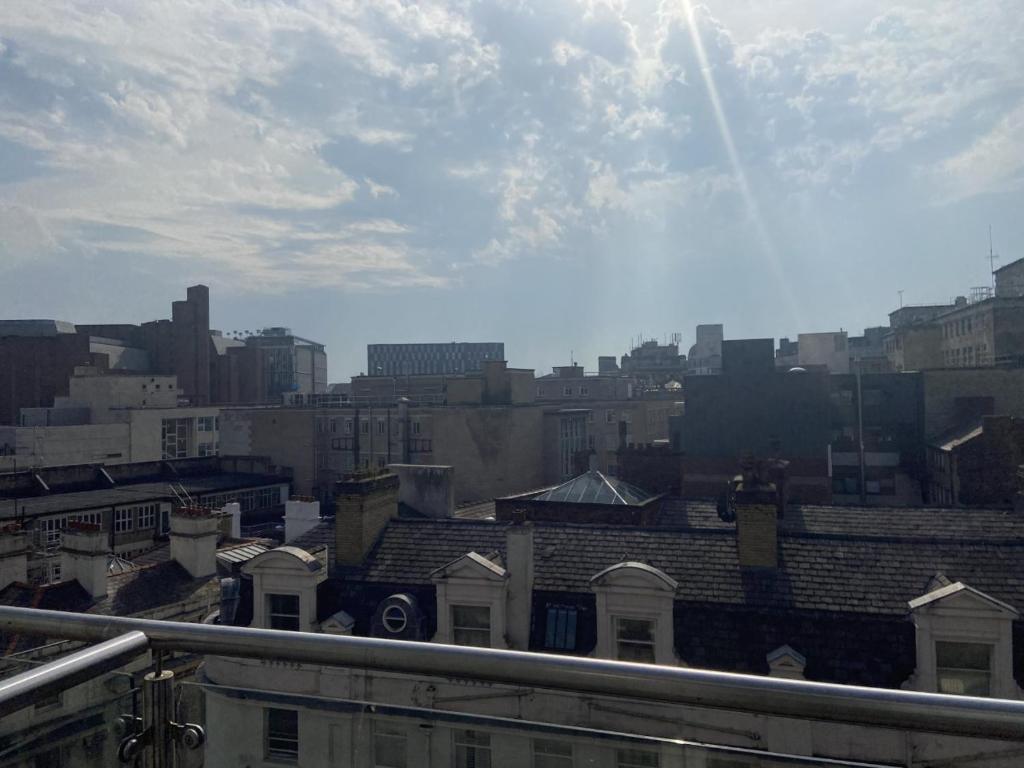 Uma vista geral de Liverpool ou a vista da cidade a partir do hotel