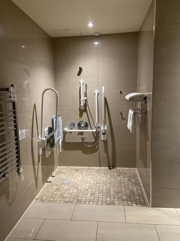Uma casa de banho em Hard Days Night Hotel
