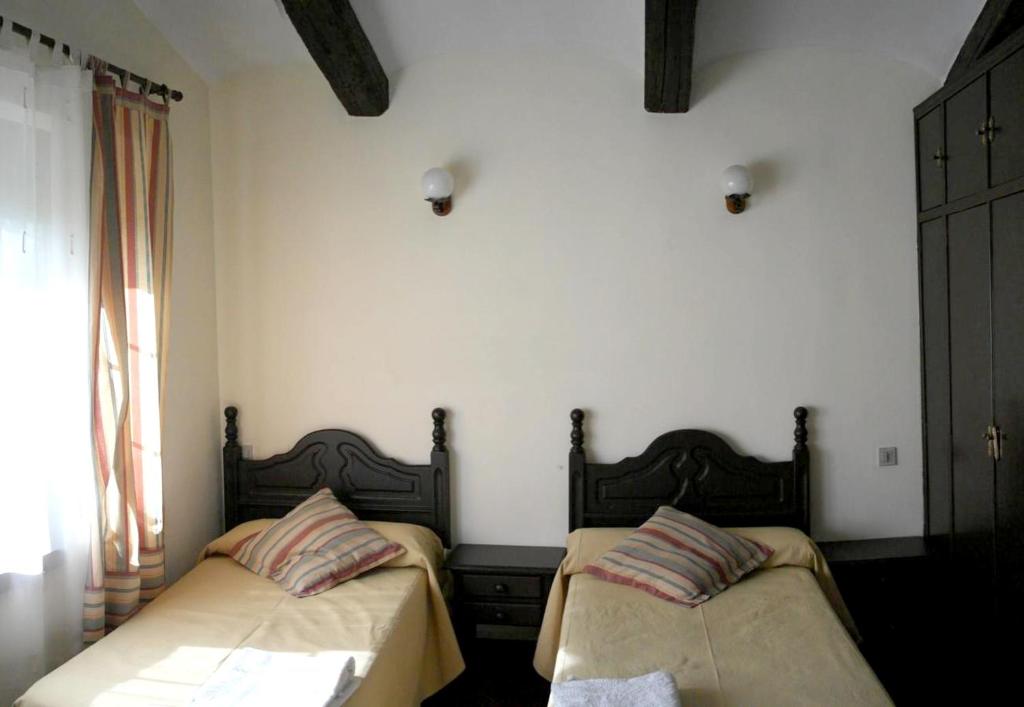 Un dormitorio con dos camas y una ventana en Spacious house with mountain view in Ivanrey, en Ciudad Rodrigo