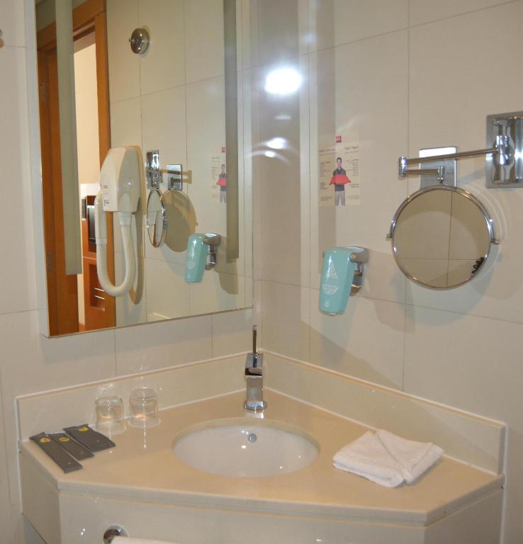 Ein Badezimmer in der Unterkunft Ibis Abu Dhabi Gate