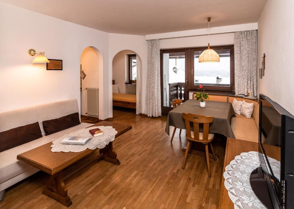 ein Wohnzimmer mit einem Sofa und einem Tisch in der Unterkunft Residence Lärchenhäusl in Oberbozen