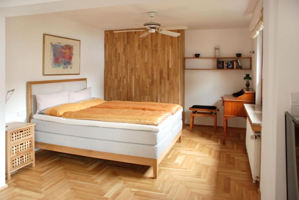 Schlafzimmer mit einem Bett und Holzboden in der Unterkunft Wo das Ruhrgebiet am schönsten ist in Hattingen