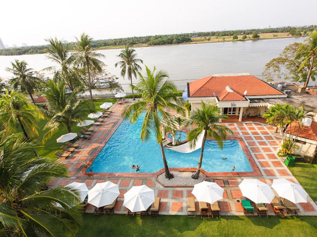 una vista aérea de una piscina del complejo con palmeras en Riverside Serviced Apartments, en Ho Chi Minh