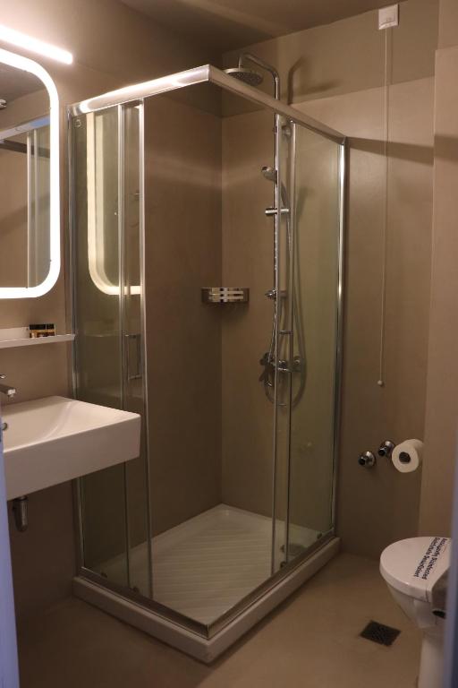 Koupelna v ubytování Hara Hotel
