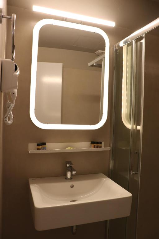Koupelna v ubytování Hara Hotel