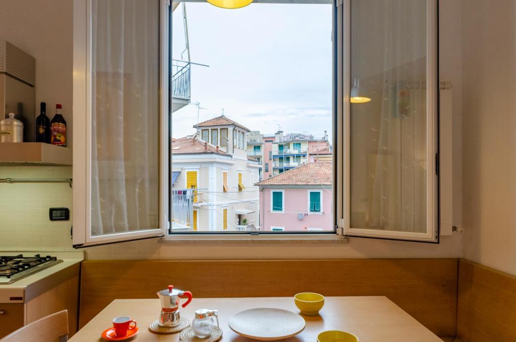 eine Küche mit einem großen Fenster und einem Tisch in der Unterkunft ALTIDO Apt for 4, metres from beach, in Sestri Levante in Sestri Levante