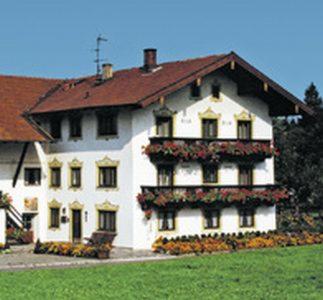 una gran casa blanca con techo rojo en Beim Hanslbauer, en Chieming