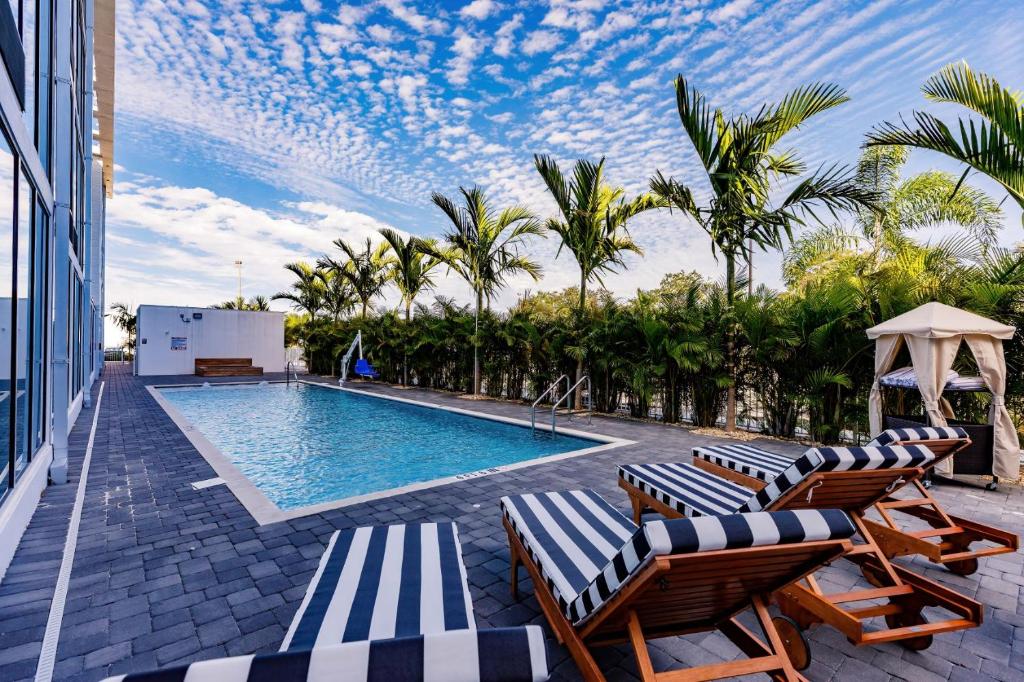 una piscina con sedie a sdraio accanto al resort di Kompose Boutique Hotel Sarasota a Sarasota