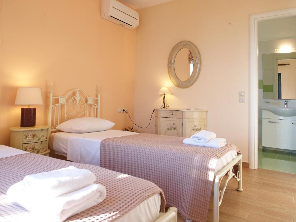 Postel nebo postele na pokoji v ubytování Villa Anna Maria Rock Beach Pure Luxury