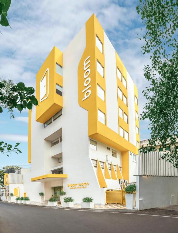 un edificio con la palabra avalon en él en bloomrooms @ Janpath, en Nueva Delhi