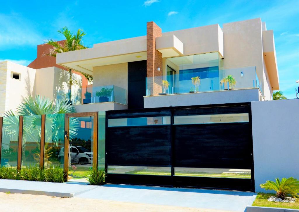 Casa moderna con garaje negro en Casa de Luxo na Praia - Sun Luxury Home, en Aracaju