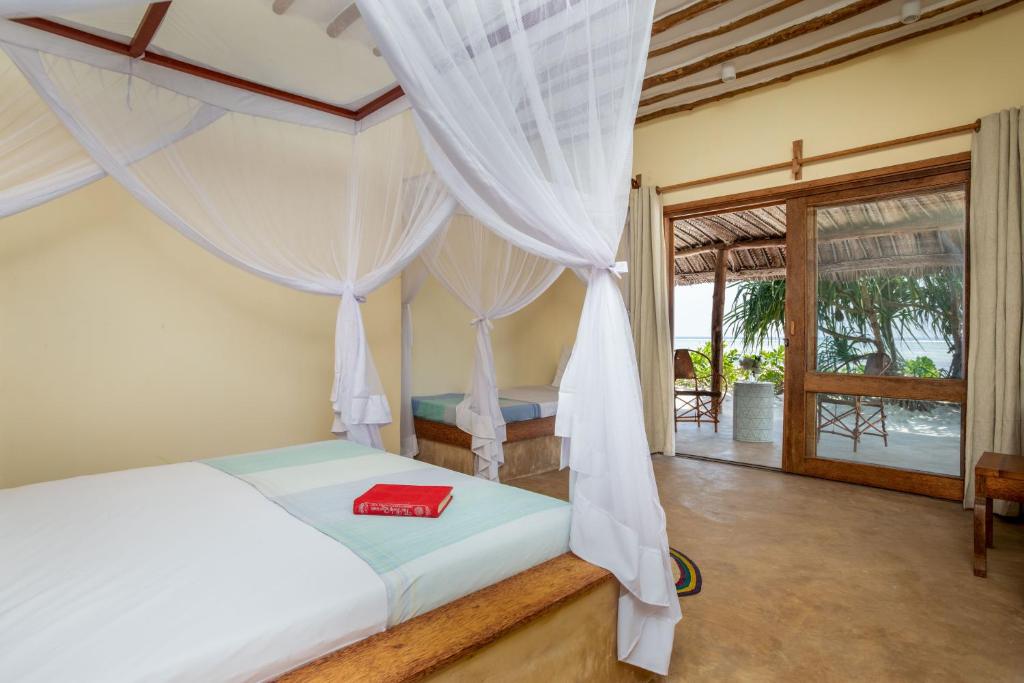 Postel nebo postele na pokoji v ubytování Marafiki Beach Hotel & SPA