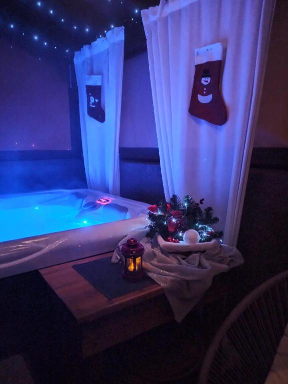 łazienka z wanną z dekoracją świąteczną w obiekcie Apartment Viksa with Jacuzzi w Zagrzebiu