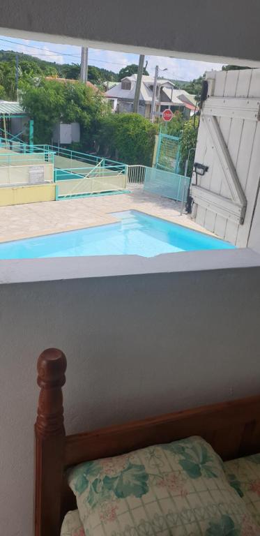 Cette chambre offre une vue sur la piscine. dans l'établissement El Rancho, à Grand-Bourg