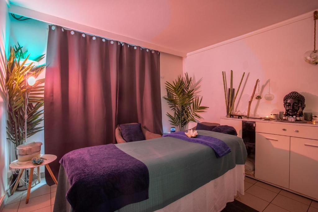 Postelja oz. postelje v sobi nastanitve Karibea La Valmenière Hôtel