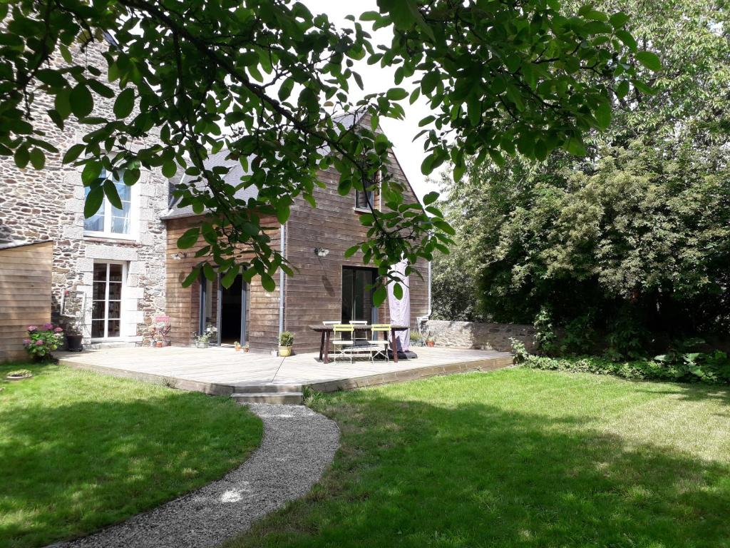 a house with a picnic table in the middle of a yard at La petite brise in Plouër-sur-Rance