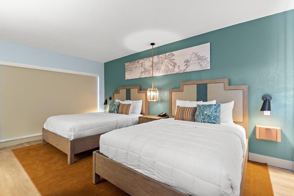 The Beachcomber St. Pete Beach Resort & Hotel - 庭院和两个大号床