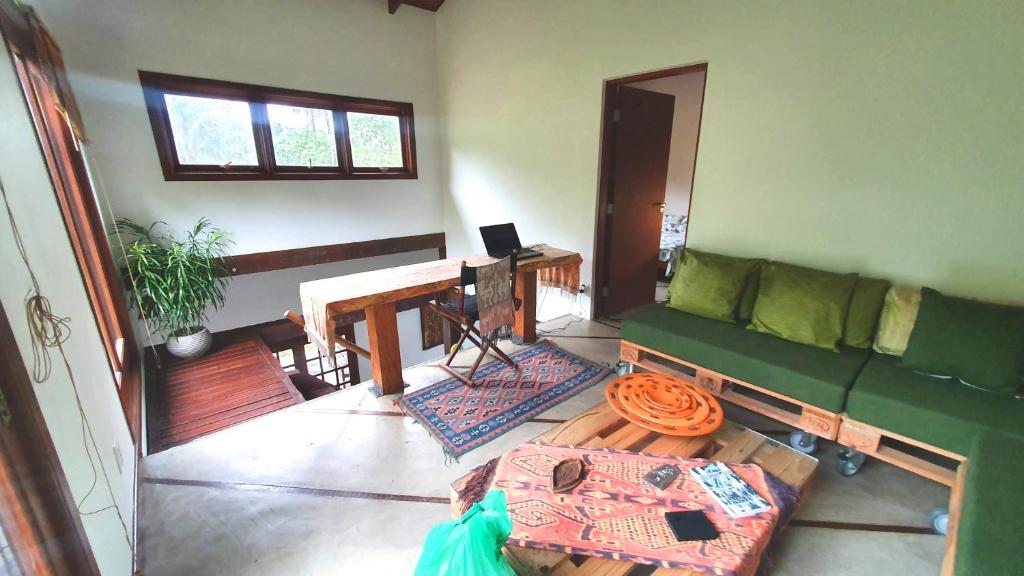Uma área de estar em Casa da Josie em Maresias com piscina no pé da Mata Atlântica - 4 quartos