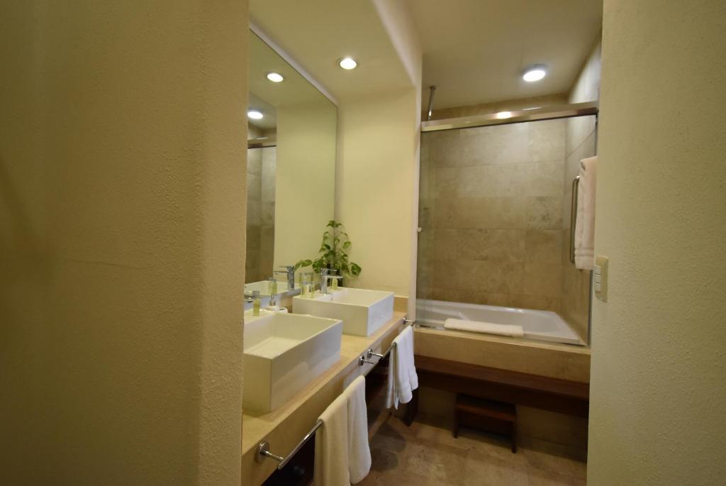 a bathroom with two sinks and a large mirror at Condominio Panamá in Puerto Vallarta