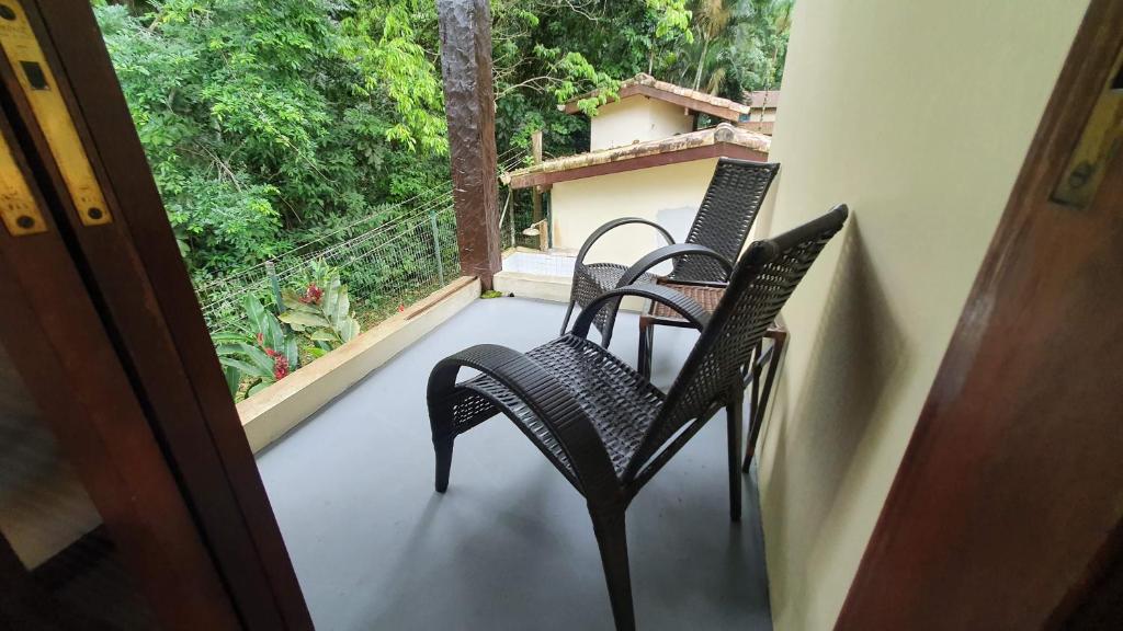 Uma varanda ou terraço em Casa da Josie em Maresias com piscina no pé da Mata Atlântica - 4 quartos