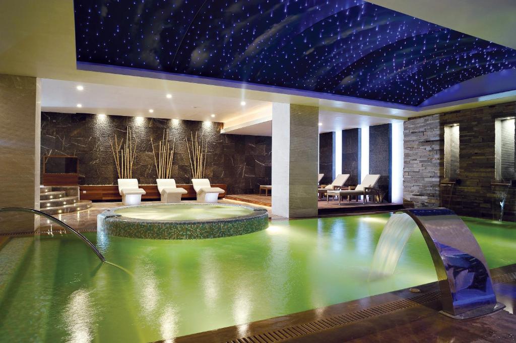 Бассейн в Marigold Thermal & Spa Hotel Bursa или поблизости