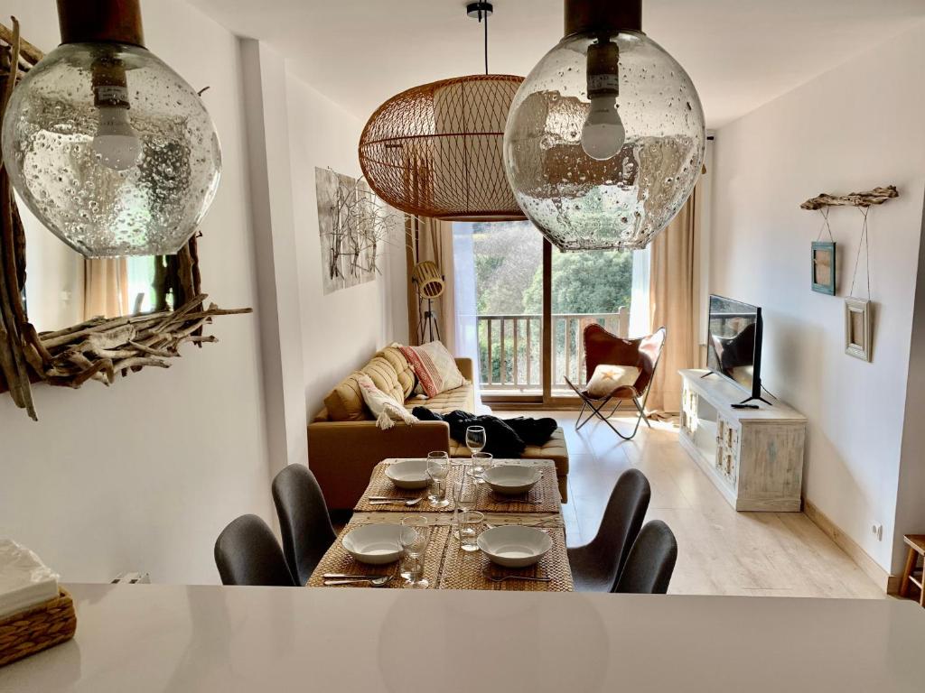 ein Wohnzimmer mit einem Tisch und Stühlen in der Unterkunft Apartament La Ruella in Sort
