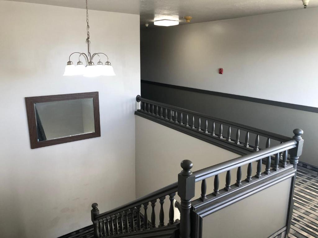 Postel nebo postele na pokoji v ubytování Ameri-Stay Inn & Suites