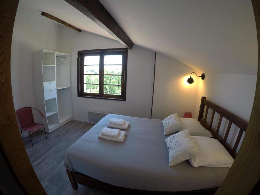 - une chambre avec un lit et des serviettes dans l'établissement Maison Hordago Chambres d'hôtes, à Sare