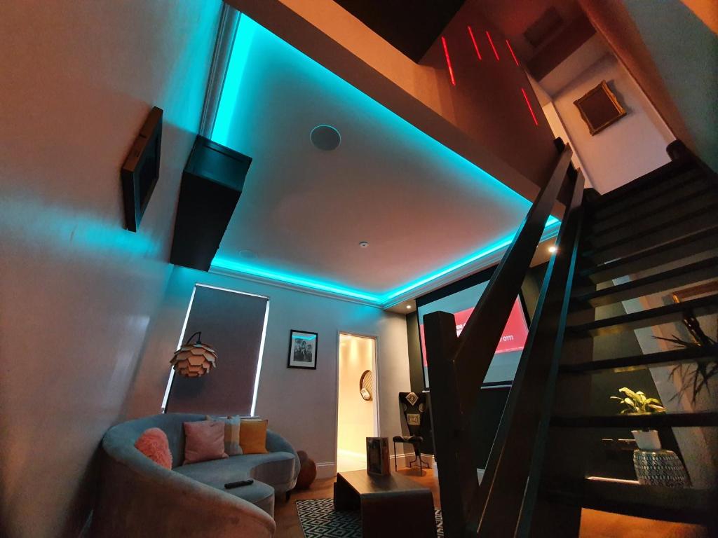 un salon avec un escalier aux lumières bleues dans l'établissement The Smart 27, à York