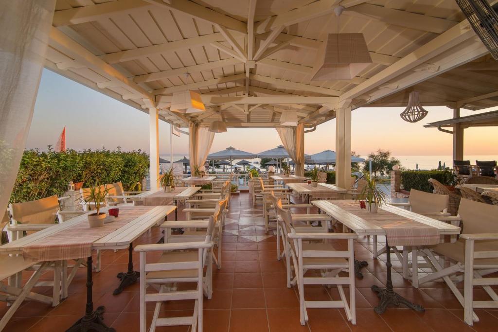 Reštaurácia alebo iné gastronomické zariadenie v ubytovaní Assano Seafront Luxury